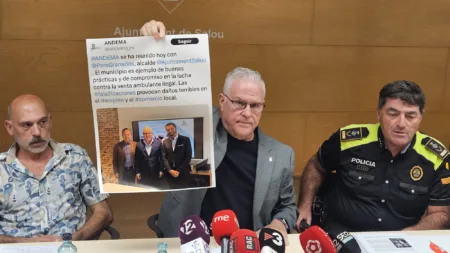El presidente de los comerciantes de Salou, Juli Vilaplana; el alcalde ,Pere Granados; y el inspector José Luis Gargallo