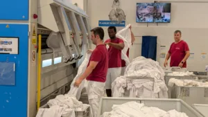 Entre llençols i oportunitats: la bugaderia inclusiva de la Xarxa Santa Tecla a Vila-seca Tres treballadors de la bugaderia
