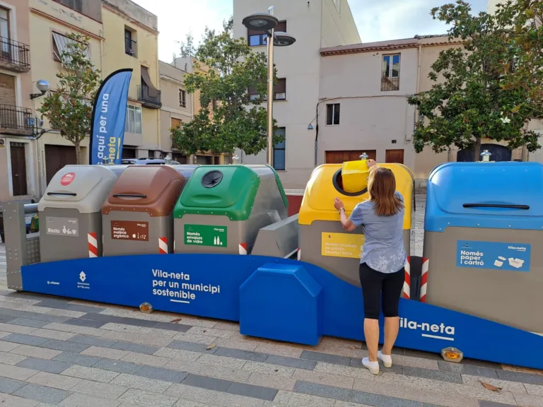 “Los vecinos de Vila-seca denuncian plagas de ratas y cucarachas” Contenedores de basura en el centro histórico de Vila-seca. FOTO: Ayuntamiento de Vila-seca