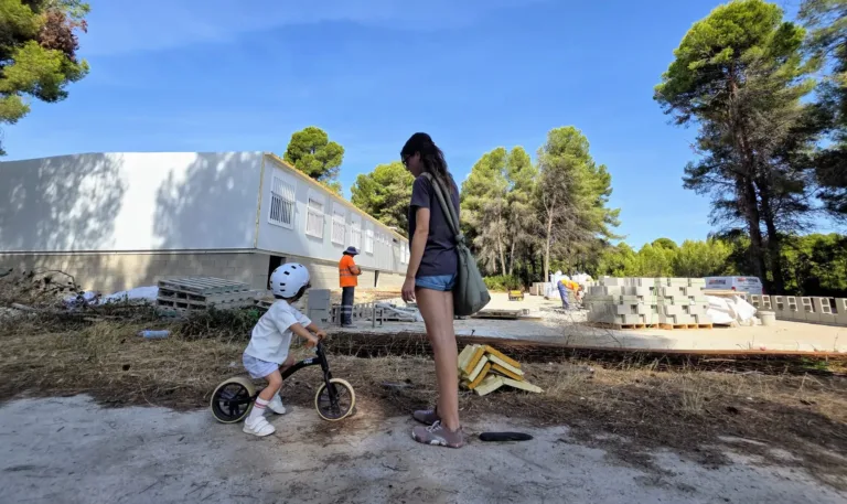 La construcción de la escuela de Cap Salou, en su recta final El primer módulo de la escuela ya está instalado