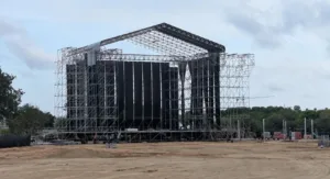 El escenario principal, durante su instalación esta semana