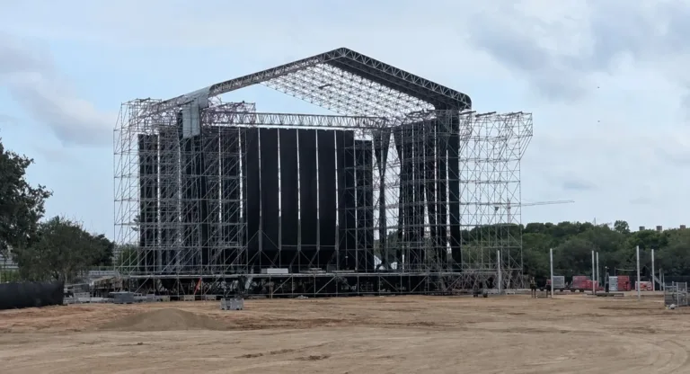 El escenario principal, durante su instalación esta semana