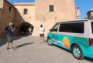 Telecinco emite en directo desde Salou el programa ‘El verano se mueve’ La furgoneta de 'El verano se mueve', en la Torre Vella de Salou