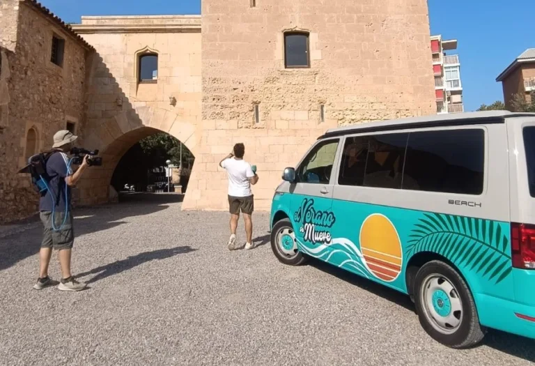 Telecinco emite en directo desde Salou el programa ‘El verano se mueve’ La furgoneta de 'El verano se mueve', en la Torre Vella de Salou