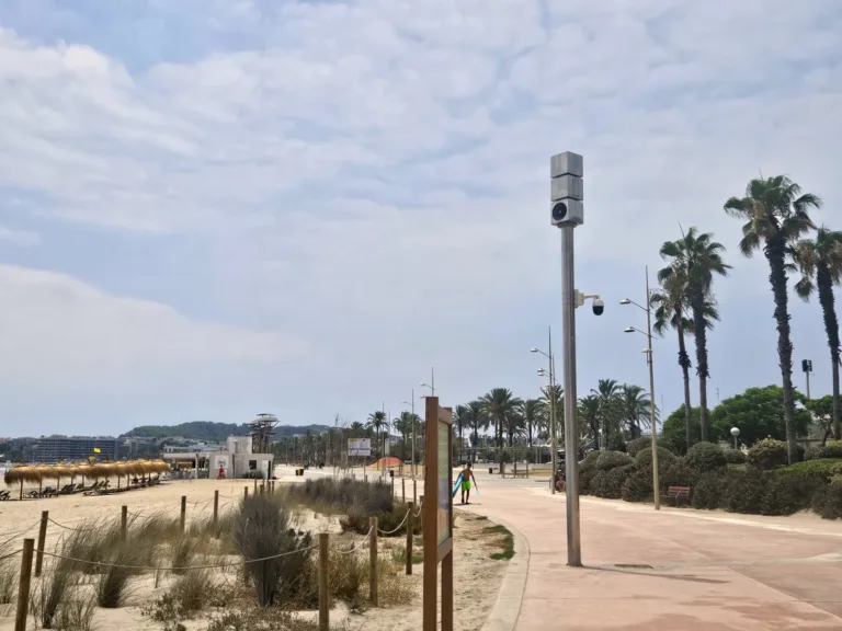 El paseo de La Pineda incorpora siete torres con cámaras de videovigilancia