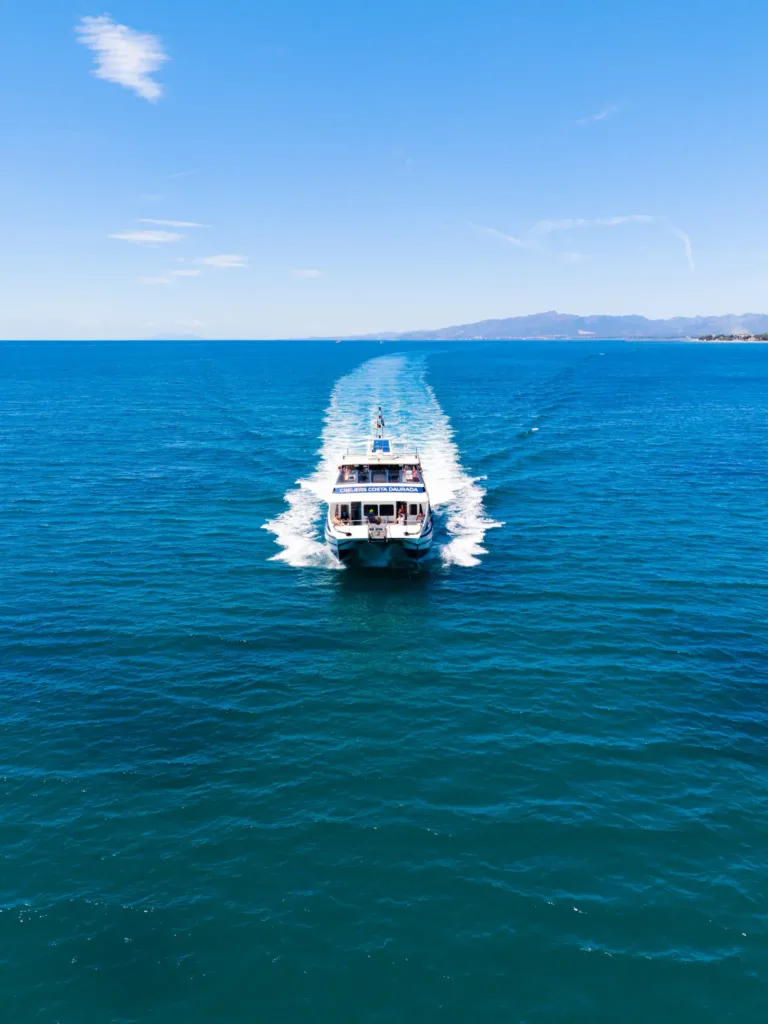 Muere un hombre tras saltar al mar de un ferry entre Cambrils y Salou