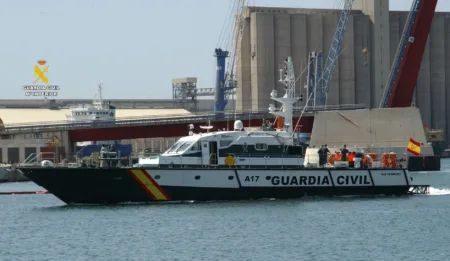Una de las embarcaciones de la Guardia Civil