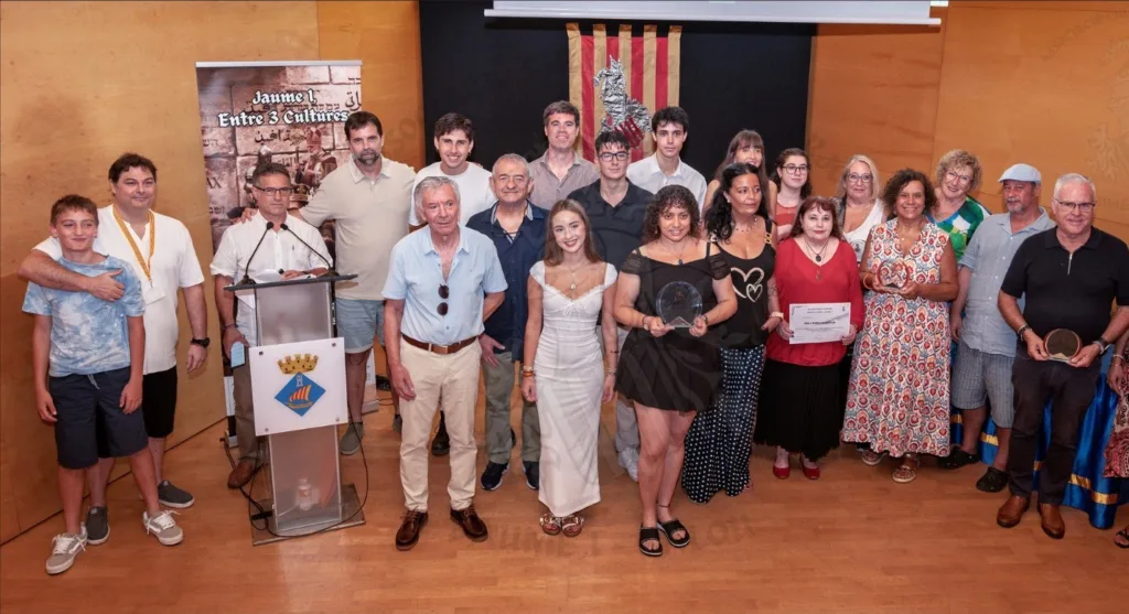 El certamen ‘Relats Curts Jaume I’ de Salou se consolida como un proyecto cultural con participación internacional Foto de familia de ganadores y finalistas