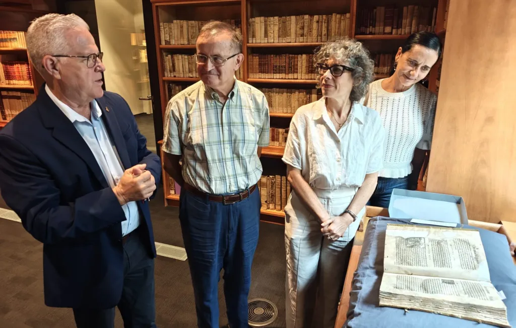 Granados y Julia Gómez visitaron la biblioteca del Seminari de Tarragona