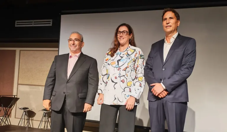 La gastronomía de Cambrils y Salou, protagonistas en la cena anual de la AEHT La cambrilense Montse Abellà fue la madrina de la cena La cambrilense Montse Abellà fue la madrina de la cena