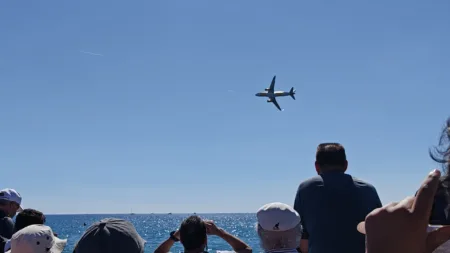 Más de 400.000 personas miran al cielo en Salou Espectadores miran uno de los aviones de la exhibición de este domingo