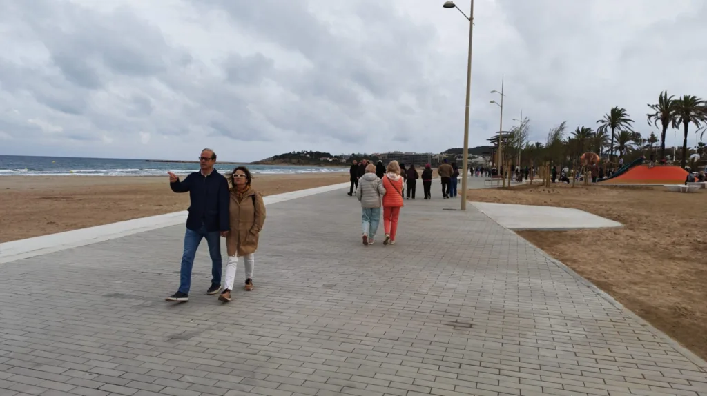 El renovado paseo de La Pineda abrió antes de verano