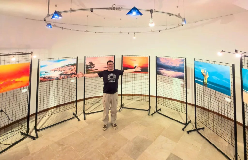 Cuando el arte cruza el mar: de Cambrils a Corea del Sur El fotógrafo Michael Kazemi
