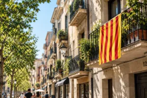 Una senyera en un balcó