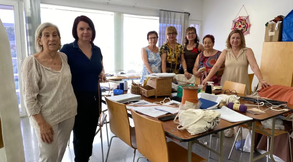 Algunas de las mujeres que cose los vestidos de la Festa del Rei Jaume I de Salou