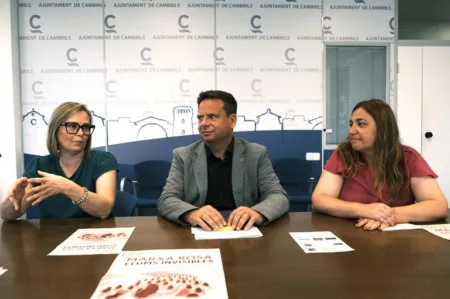 Cambrils convertirà el passeig marítim en una marea rosa per sensibilitzar sobre el càncer de mama María Allegue, Oliver Klein i Gemma Balanyà