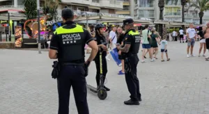 La Policía Local de Salou, con el usuario de un patinete