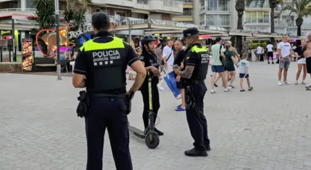 La Policía Local de Salou, con el usuario de un patinete