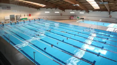 Cambrils abre a la piscina a personas con diversidad funcional La piscina municipal de Cambrils
