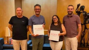 El alcalde, Pere Segura, y la concejal Silvia Herrera, con representantes de la Federació Catalana de Futbol