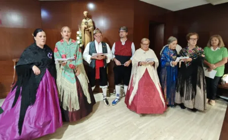 La comunidad aragonesa de Salou celebra el Pilar con una ofrenda floral y una misa baturra La Asociación Cultural Aragonesa de Salou honró a su patrona