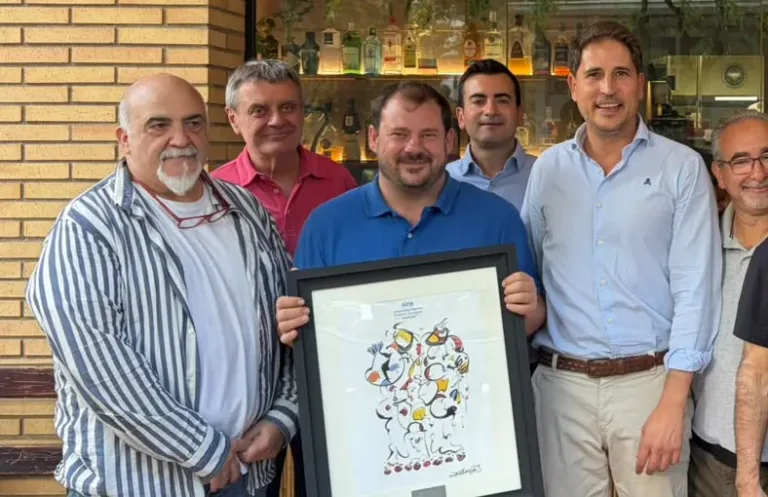 Edu Cuesta releva a Pep Moreno al frente de la asociación de hostelería de Salou Edu Cuesta, Pep Moreno y Francesc Pintado (presidente de la AEHT)