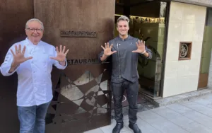 Diego i Rubén Campos: «El menú dels 20 anys d’estrella Michelin és un regal que fem a amics i clients de Rincón de Diego» Diego i Rubén Campos, en l'entrada del restaurant