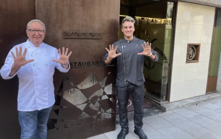 Diego i Rubén Campos, en l'entrada del restaurant