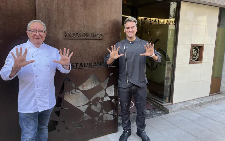 Diego i Rubén Campos: «El menú dels 20 anys d’estrella Michelin és un regal que fem a amics i clients de Rincón de Diego» Diego i Rubén Campos, en l'entrada del restaurant