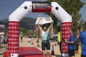 Nur Ortega, la triatleta de Vila-seca que se inspiró en Javier Gómez Noya Nur Ortega, en la meta de Anglès
