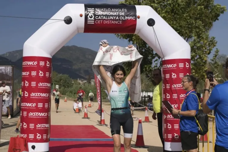 Nur Ortega, la triatleta de Vila-seca que se inspiró en Javier Gómez Noya Nur Ortega, en la meta de Anglès