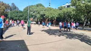 Cambrils acull una competició de petanca amb més de 150 jugadors de França, Suïssa, Espanya i el Marroc Una partida de petanca al Parc del Pescador de Cambrils