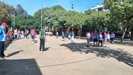 Una partida de petanca al Parc del Pescador de Cambrils