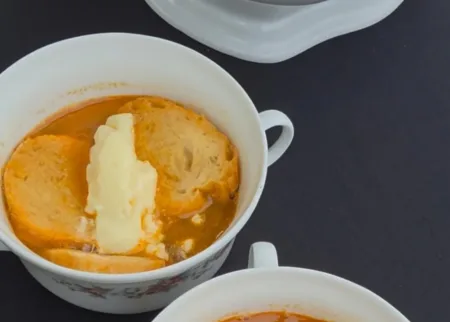 Salou recupera su sopa marinera de bacalao, el plato que las familias compartían los domingos Un plato de la sopa recuperada en Salou