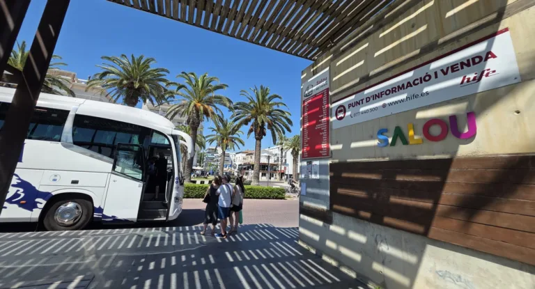 Salou quiere conectar el centro, las urbanizaciones y Cap Salou con un autobús circular Para de autobús en el paseo Jaume I de Salou