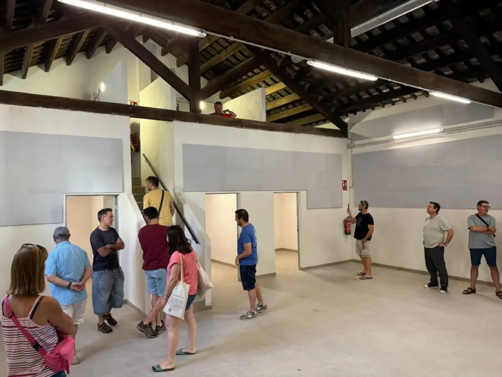 Interior de la Casa de la Festa durant una visita a Cambrils
