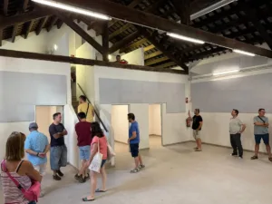 Interior de la Casa de la Festa durant una visita a Cambrils