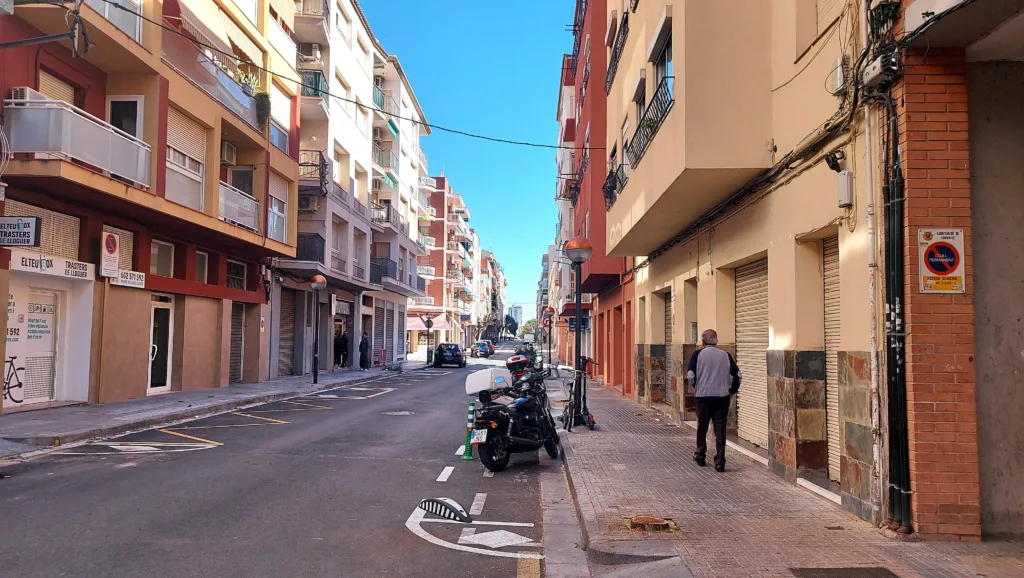 La calle Colom de Cambrils, ya sin árboles