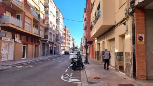 La calle Colom de Cambrils, ya sin árboles