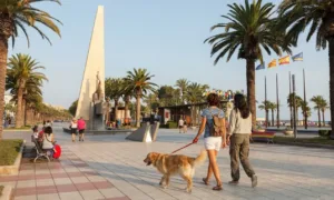 Salou multará con 400 euros a quienes abandonen un animal o tengan perros que molesten de noche Dos mujeres, con un perro en el paseo Jaume I de Salou