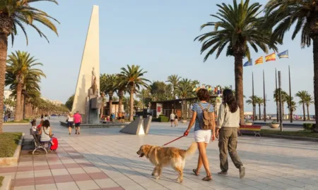 Dos mujeres, con un perro en el paseo Jaume I de Salou