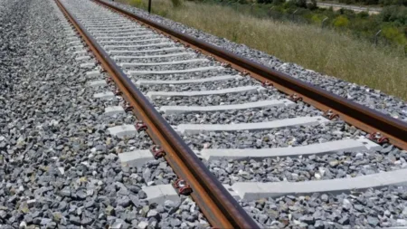 Encuentran el cadáver de un hombre cerca de las vías de tren en Vila-seca Una vía de tren